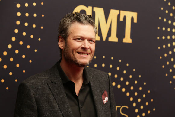 Blake_Shelton_CMT_Artist_of_The Year  ©  Moments By Moser 1